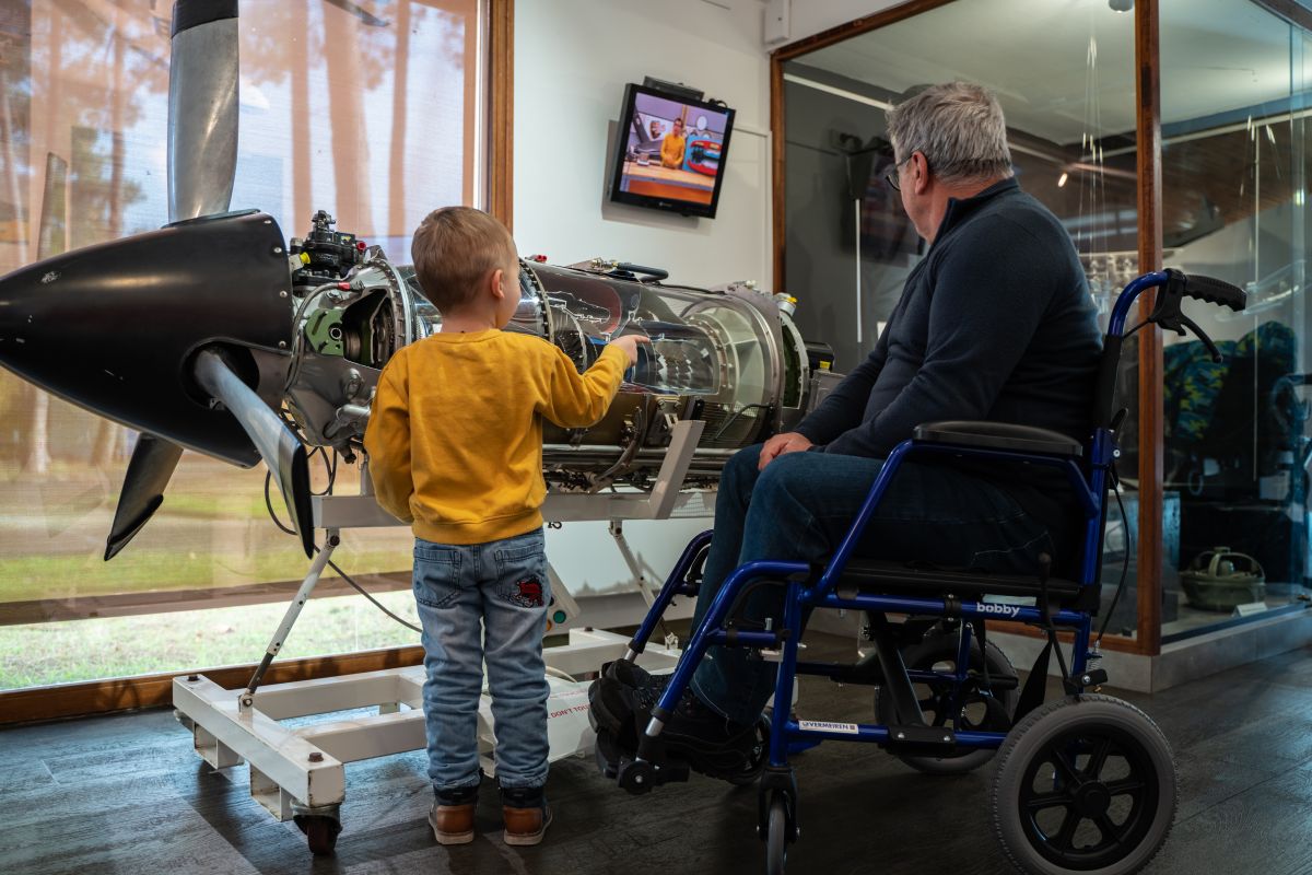 Photo de familles visitant le musée de l'hydraviation à Biscarrosse