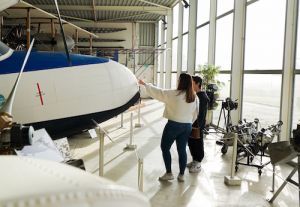 Photo de familles visitant le musée de l'hydraviation à Biscarrosse