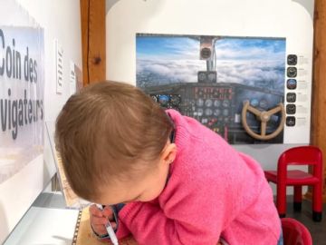 [PARTIE 2 - En janvier, le musée se refait une beauté ! ✨]

Après le nettoyage du hangar, place à la nouveauté avec un tout nouvel espace enfant !

✈️💦 Cap...