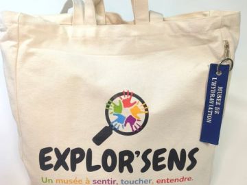 Découvrir le Musée autrement : Explor’sens arrive ! 🎒✨
Ce tote-bag sensoriel a été pensé pour offrir une visite plus sereine, respectueuse du rythme et de...